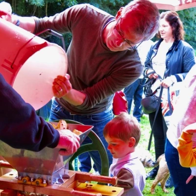 apple pressing  watching carefully