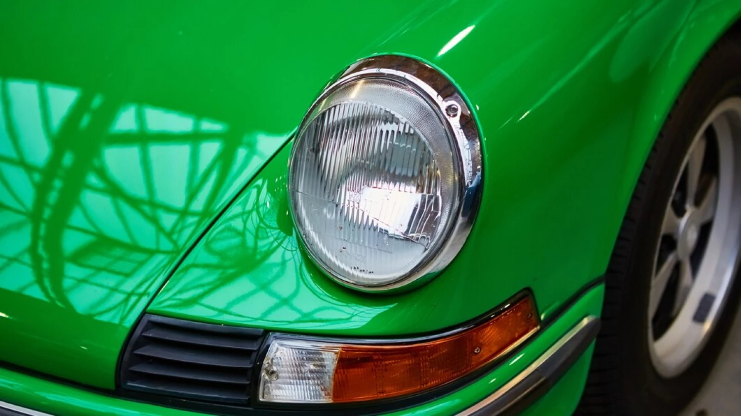detail-classic-car-closeup-headlight_355018-237