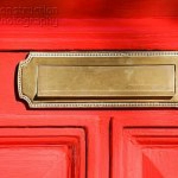 Letter_box_in_red_door