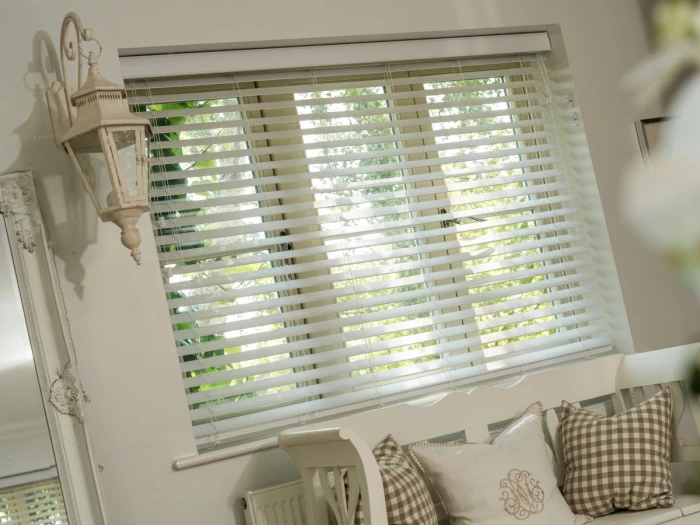 Venetian blinds with coach lamp