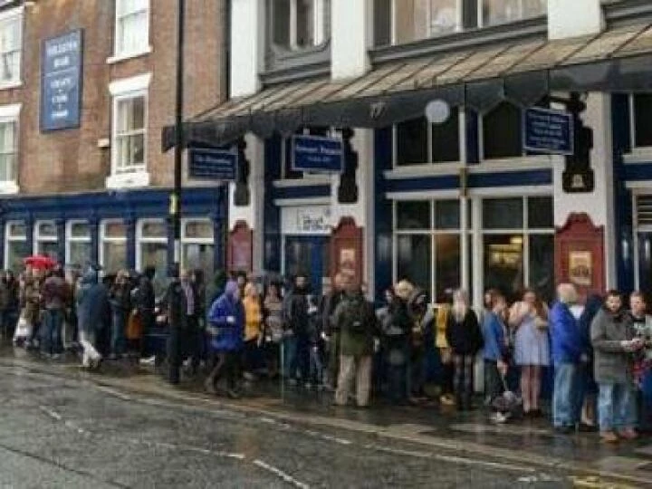 Theatre Queue (1)