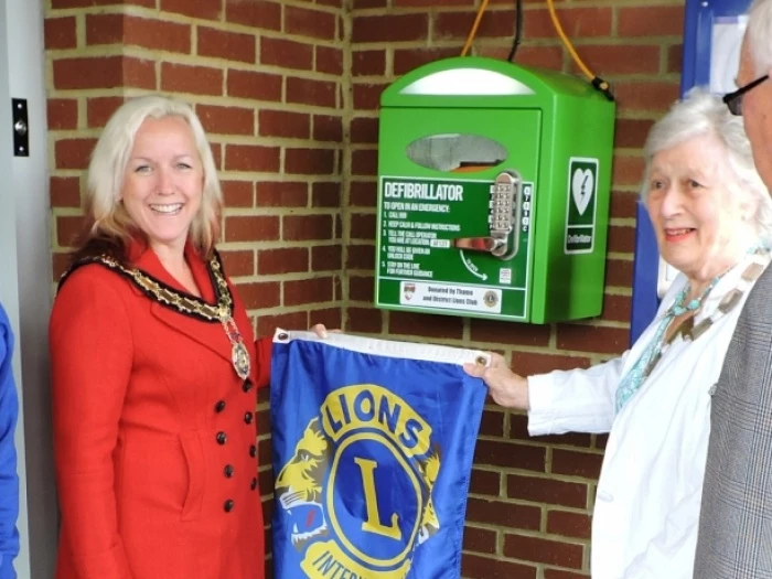 defibrillator at ht parkway station