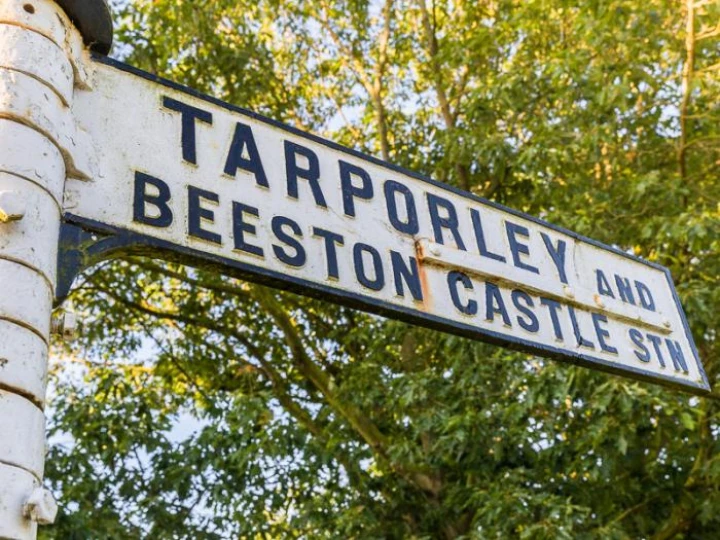 eatonneartarporleytraditionalroadsign2m226603m521688