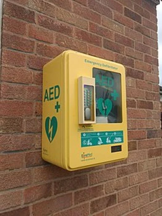 image 220pxemergencydefibrillator3