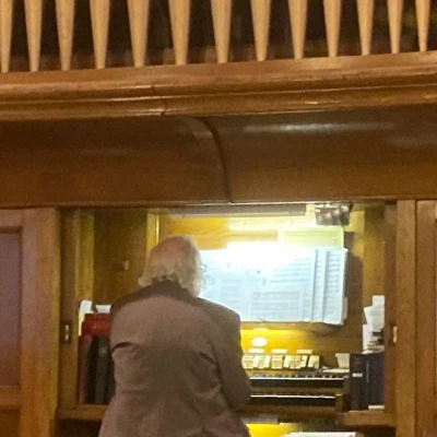 les playing the organ