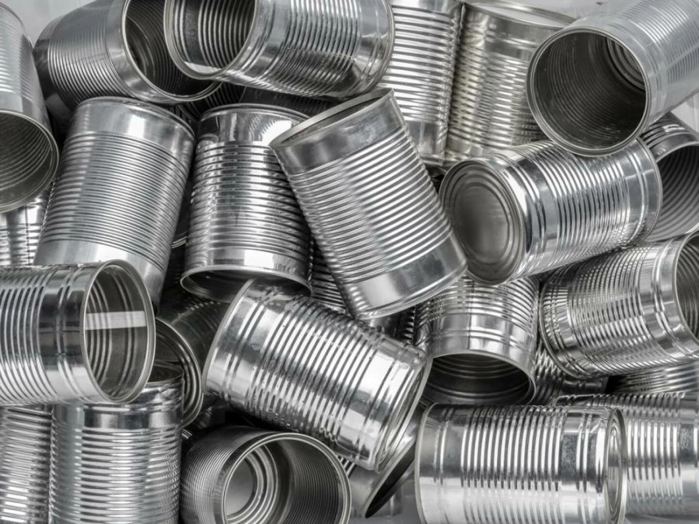 pileoftincanswithoutlabels
