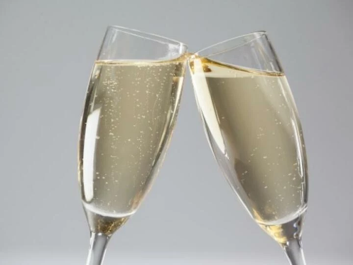 toastingchampagneglasses