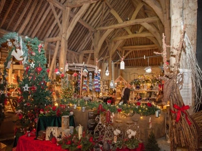 tythe barn at christmas 02