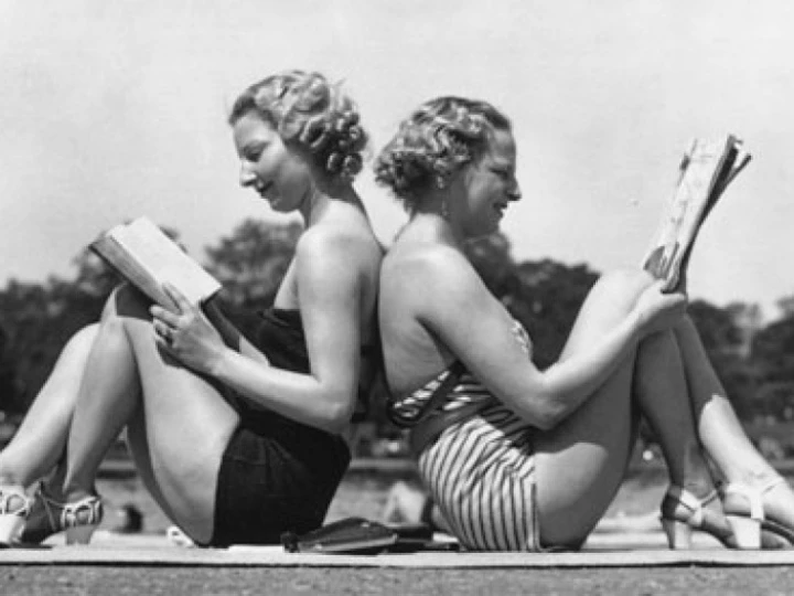 vintagewomenreadingonholiday
